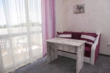 Фото номера Двухместный номер с 2 отдельными кроватями и окном Отель Family Hotel Provence г. Ахелой 2
