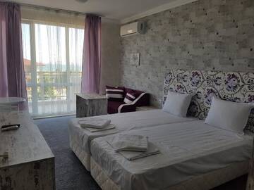 Фото номера Двухместный номер с 2 отдельными кроватями и окном Отель Family Hotel Provence г. Ахелой 5